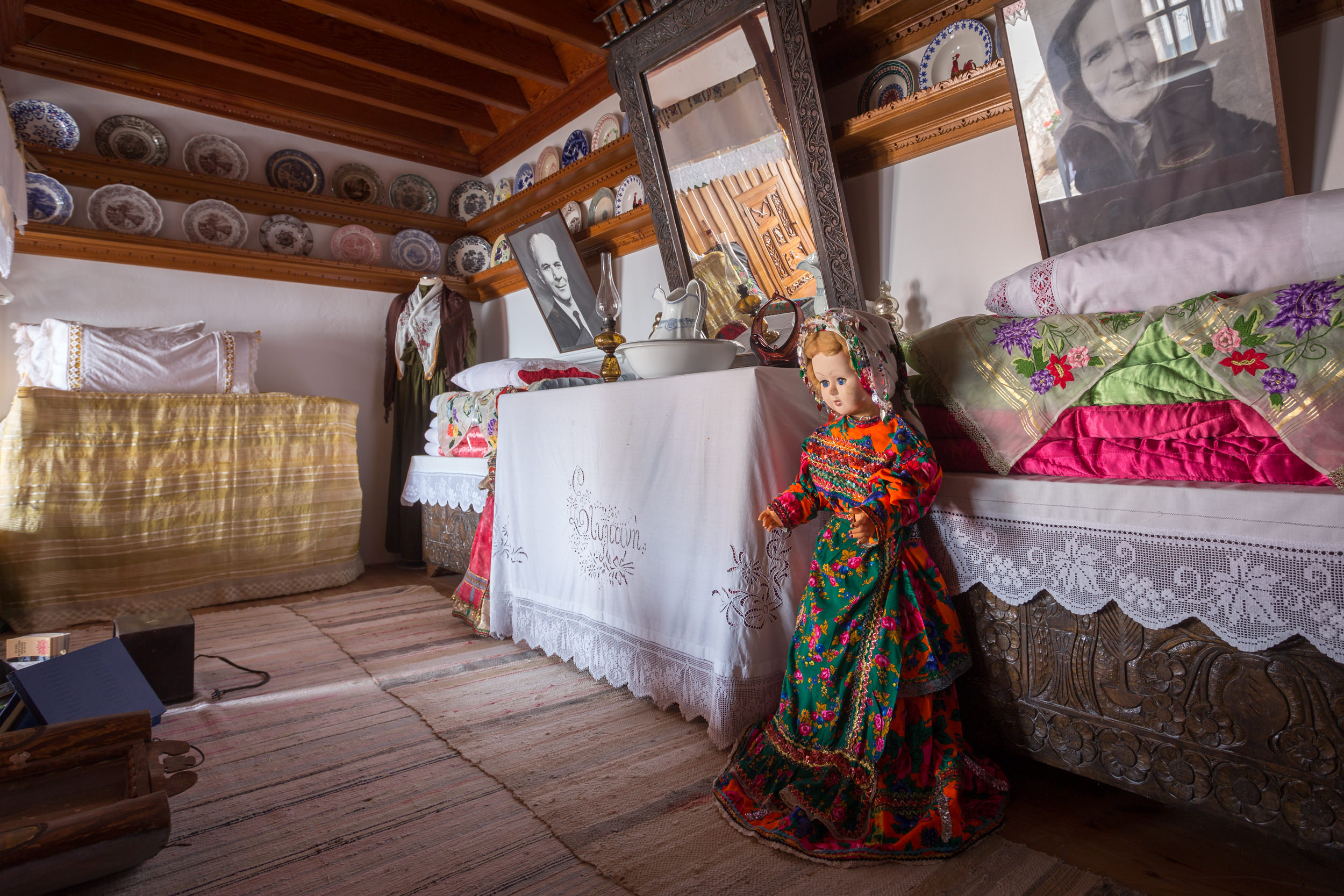 Hier werden die Decken und Matratzen zum Schlafen am Boden ausgebreitet.