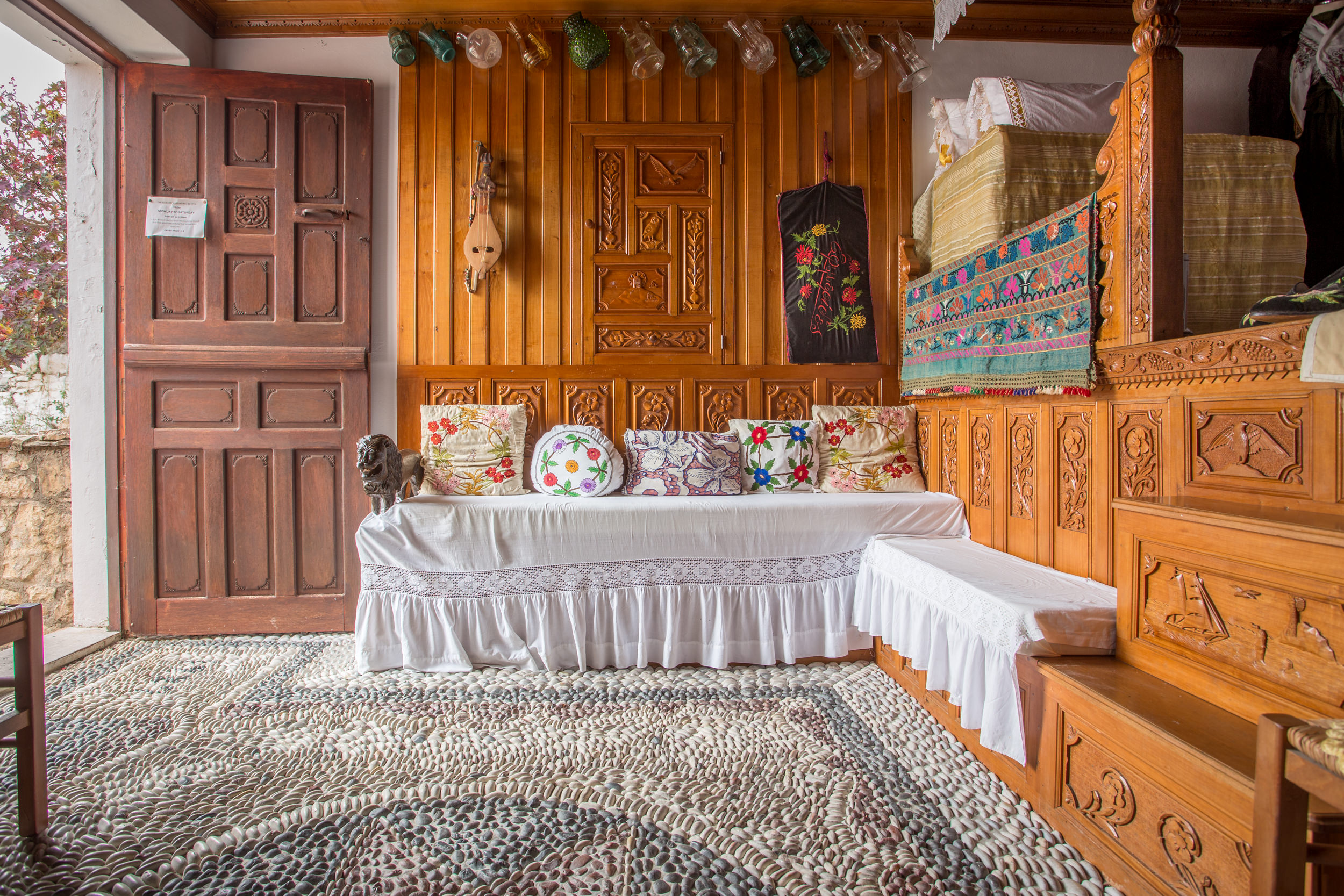 Auf der rechten Seite sieht man den erhöhten Schlafbereich.