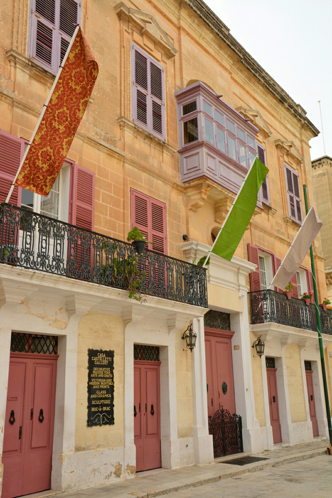 Mdina Maltra Städtereise Insel Sprachreise Haus bunte Türen TUI