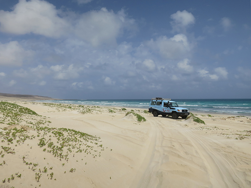 Im Jeep geht es quer über die Insel und über Dünen und Strände.