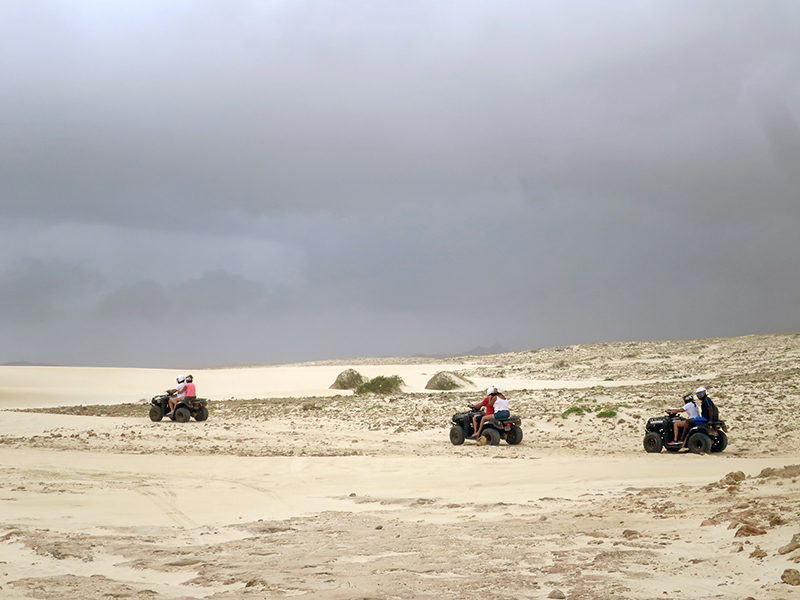 Abenteurer sausen im Quad über die Insel.