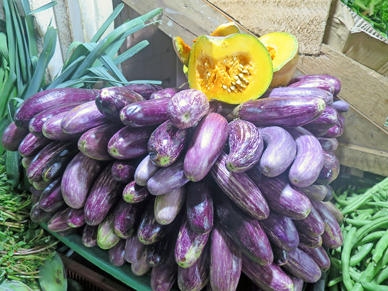 Typisch für Sri Lanka: frisch geerntetes Gemüse und Obst.