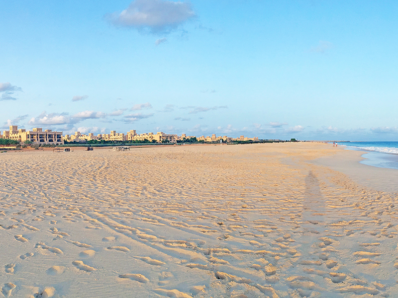 Das RIU Touareg wirkt wie eine überdimensionale Sandburg.