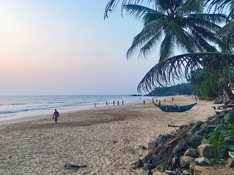 Ein Strand in der Südprovinz während des Sonnenuntergangs.