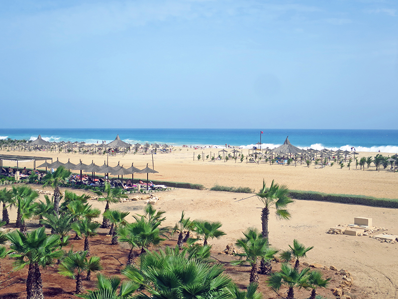 Aus vielen Zimmern hat man einen umwerfenden Blick auf den Strand.