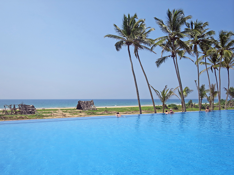 Vom Infinit-Pool blickt man direkt auf den Strand.