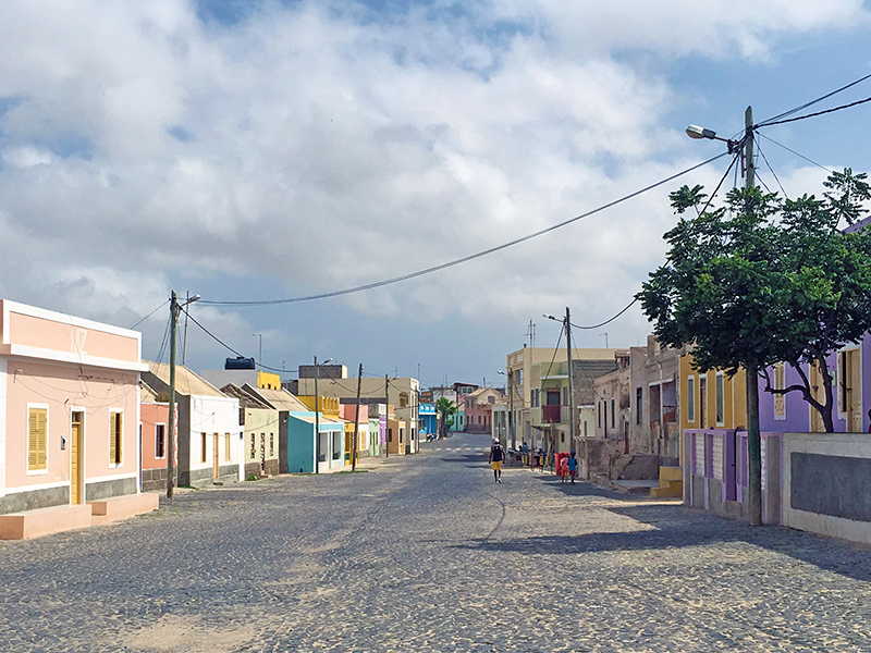 Die Dörfer der Insel kommen in bunten Farben daher.