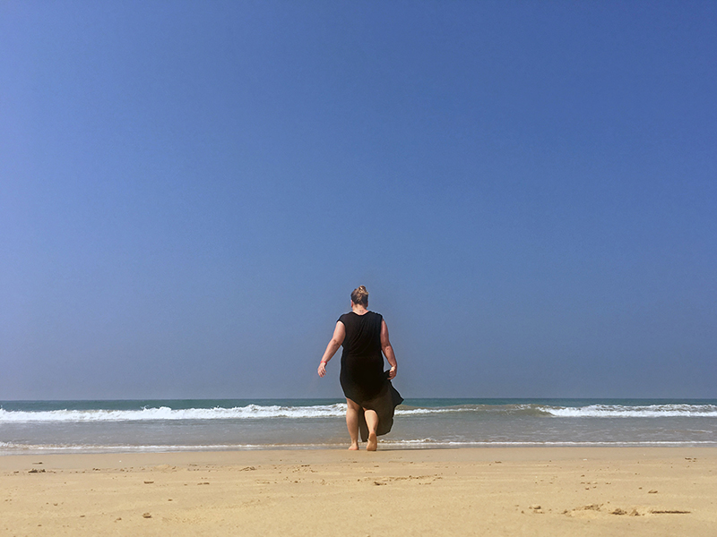 TUI-Bloggerin Jasmin Kreulitsch am Strand des 