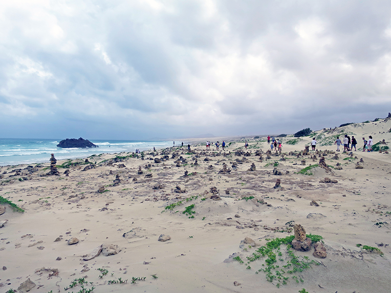 Heute fahren viele Urlauber an den Strand und bestaunen das Schiffswrack.
