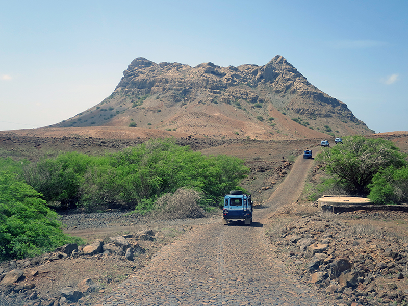 Ein typischer Anblick auf der Insel: ein erodierter Vulkanschlot.