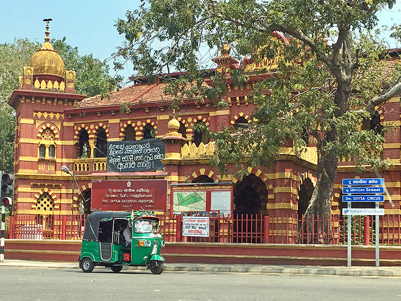 Von Shop zu Shop sausen kann man in einem der bunten TukTuks.