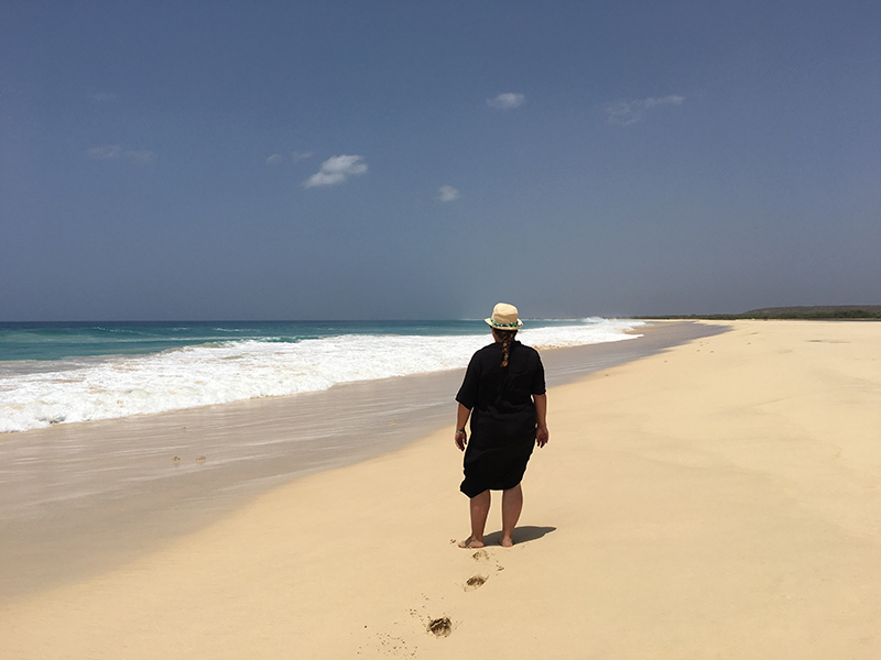 TUI-Bloggerin Jasmin Kreulitsch am Bilderbuchstrand Praia de Santa Monica.
