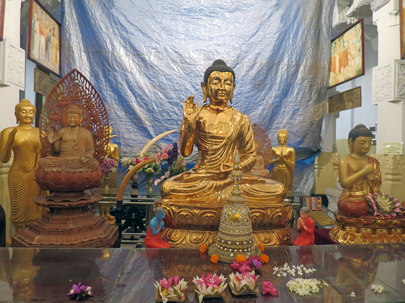 Eine goldene Buddah-Figur im Tempel 