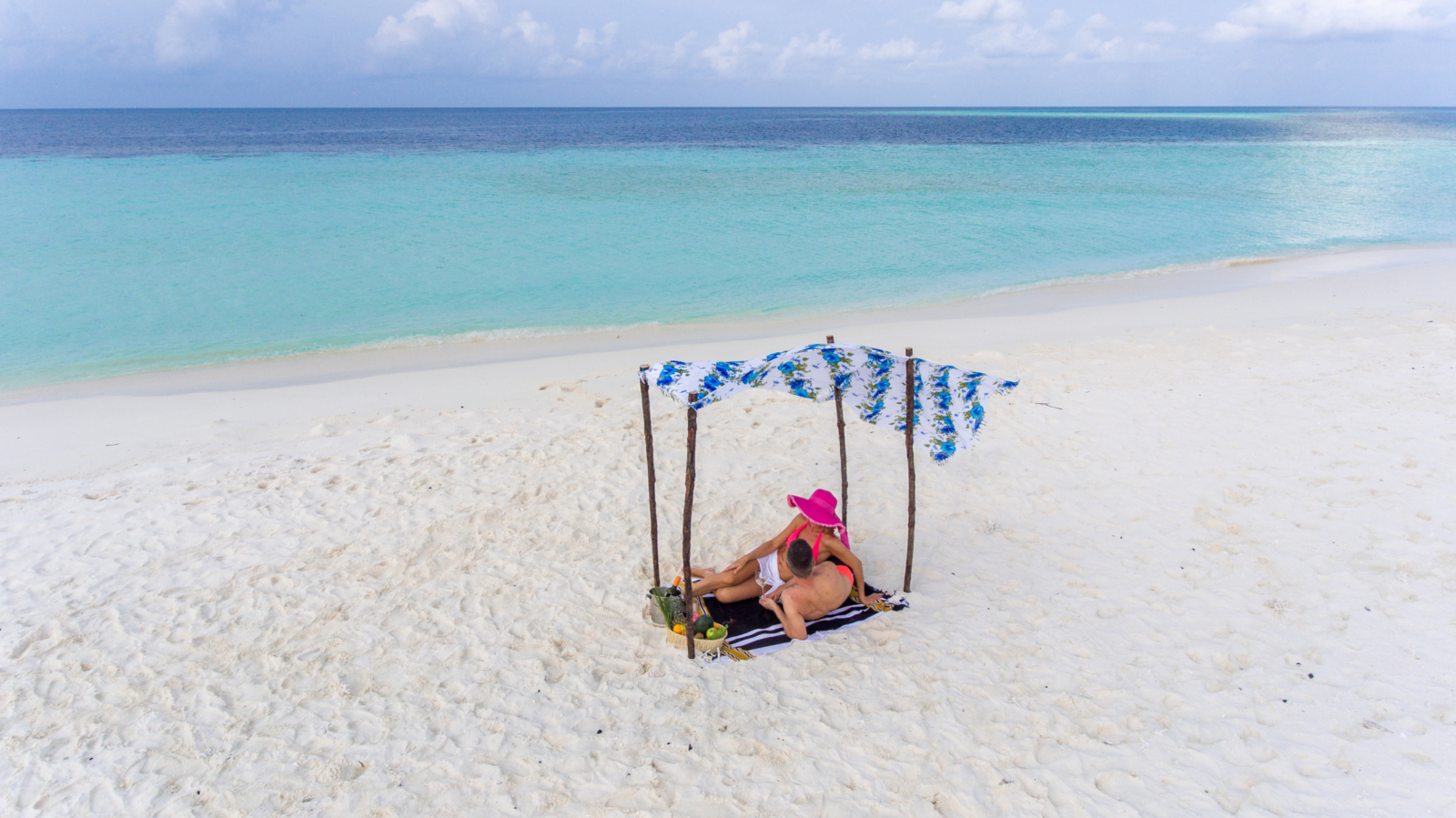 Makunudu Island Malediven Strand mit Sonnenbett