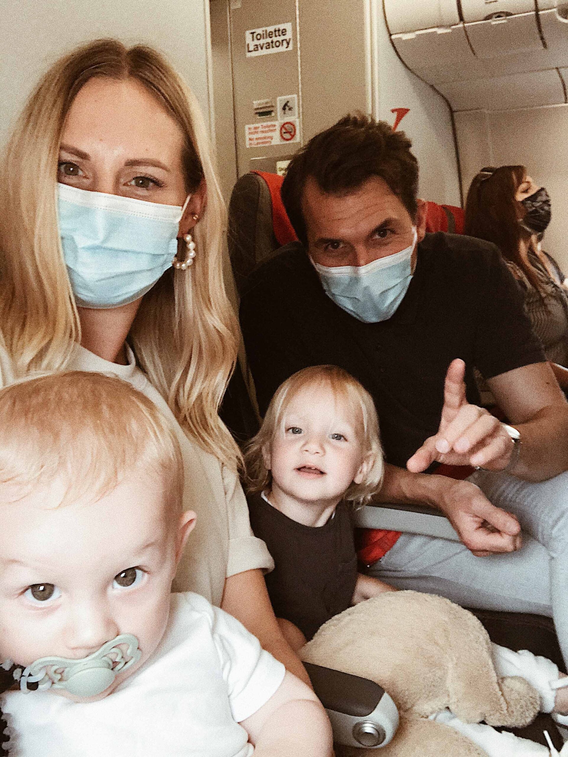 Familienfoto im Flugzeug