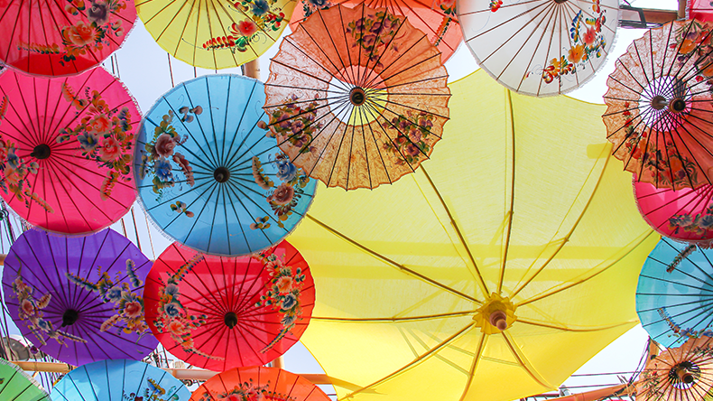 Traditionelle Papierschirme in Bo Sang, Thailand