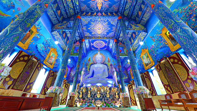 Weiße Buddha‑Statue im Inneren des Wat Rong Suea Ten Tempels